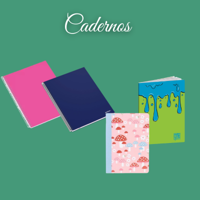 Quatro cadernos coloridos com diferentes padrões e capas sobre fundo verde.