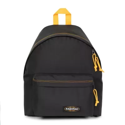 Mochila preta com detalhes amarelos e etiqueta EASTPAK