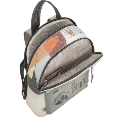 Mochila pequena bege e cinza com padrões geométricos e texto LIFE GOES ON