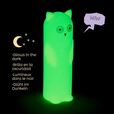Luminária coruja verde que brilha no escuro com texto WOW!