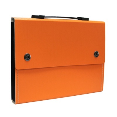 Pasta de mão laranja com fechos metálicos e alça preta