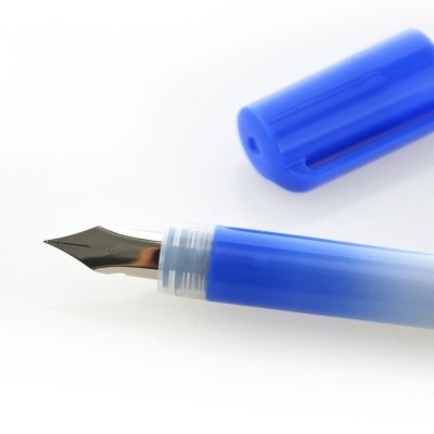 Caneta de tinta azul com tampa azul e bico metálico