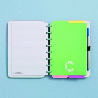 Agenda ou caderno aberto com divisórias coloridas e caneta azul