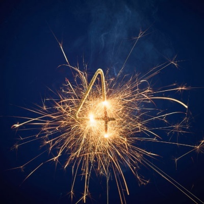 Vela de aniversário número quatro dourada acesa