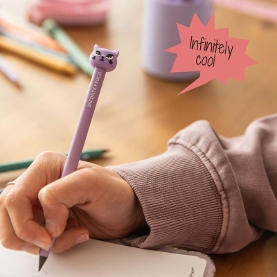 Lápis lilás com ponta de gato e texto INFINITE PENCIL junto a mão escrevendo num caderno