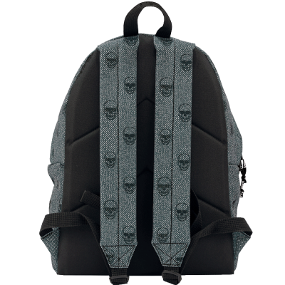 Mochila cinza com caveiras pretas nas alças vista de trás