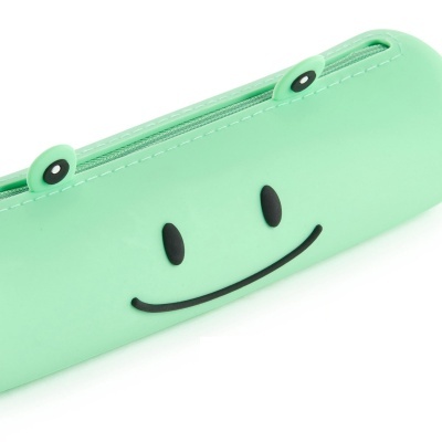 Estojo verde claro com rosto sorridente preto