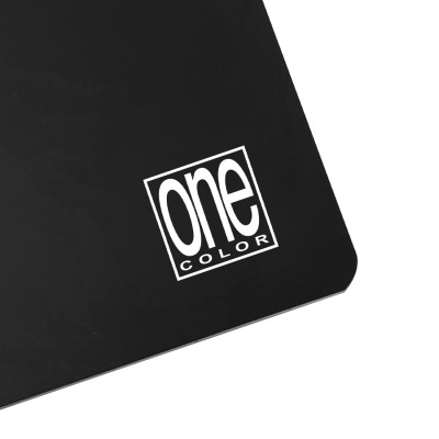 Superfície preta com logotipo branco 'one COLOR' no canto