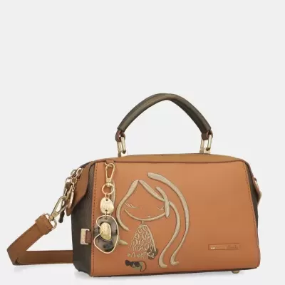 Mala castanha com padrão de rosto feminino e pendente dourado
