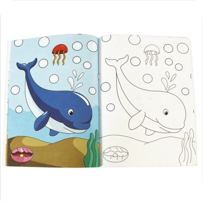 Livro de colorir com baleia azul e meduso vermelho pintados de um lado e desenho para colorir do outro