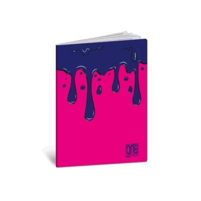 Caderno com capa rosa e azul escuro a pingar com texto one