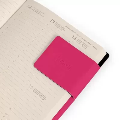 Agenda aberta com marcador rosa vivo e texto em inglês
