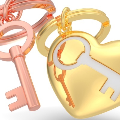 Porta-chaves dourado em forma de coração com pingentes de chave e porta-chaves rose gold