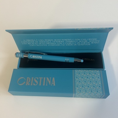 Conjunto de caneta azul com caixa azul decorada e texto impresso