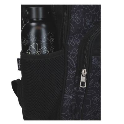 Garrafa preta decorada com flores dentro de um bolso de rede de mochila preta com padrão floral.