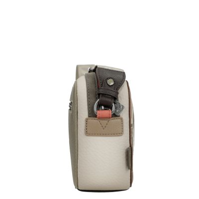 Bolsa pequena em pele bege e castanha com detalhes metálicos