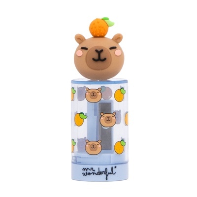 Apontador plástico com decoração de ursinho e laranja em tons castanho, laranja e azul claro.
