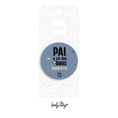 Embalagem branca com etiqueta azul e texto para pai