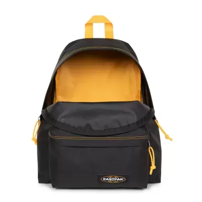Mochila preta com interior amarelo e logo EASTPAK