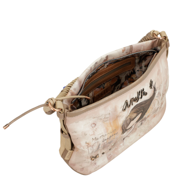 Bolsa em tom pastel com padrão ilustrativo e texto 'Anekke', fecho e alças em corda creme.