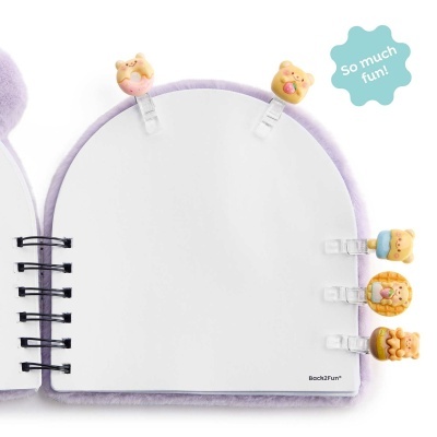 Caderno com capa felpuda roxa, páginas arredondadas e clips de ursinho decorativos