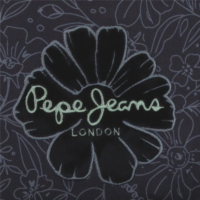 Etiqueta de tecido preto com bordado Pepe Jeans LONDON em fundo floral azul escuro