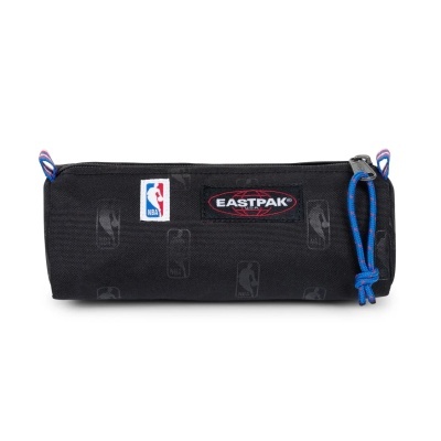 Estojo preto com padrão NBA e etiquetas EASTPAK e NBA