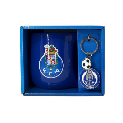 Caneca azul do FCP e porta-chaves com bola de futebol e emblema do F.C. Porto numa caixa azul