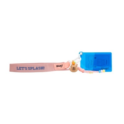 Pulseira rosa com texto azul, porta-cartão azul transparente e pendente em forma de rosto de animal