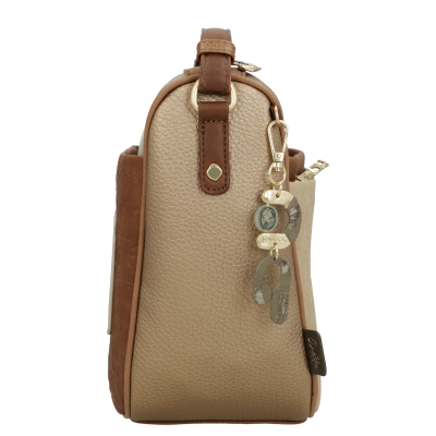 Mala de bolso bege e castanha com chaveiro decorativo e etiqueta Anekke