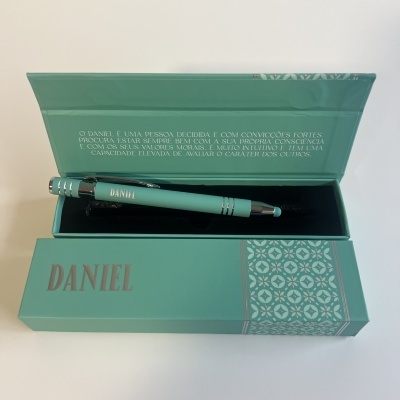 Caneta verde-água com nome Daniel em caixa decorativa