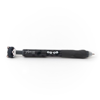 Caneta preta com pega de borracha e figura de gato no topo.