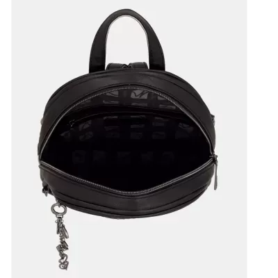 Mochila preta com fecho e pendente metálico