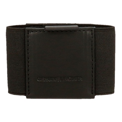 Pulseira preta de tecido elástico com placa de couro genuíno e fecho metálico