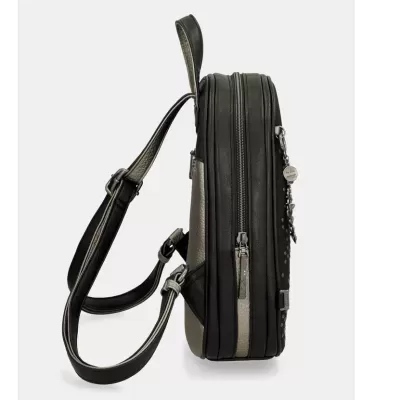 Mochila preta e cinzenta vista de lado com alças ajustáveis