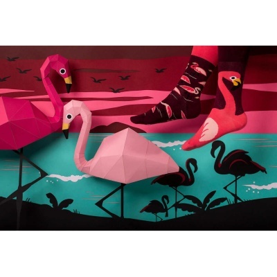 Meias coloridas com flamingos com modelos de origami de flamingos e fundo ilustrado