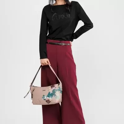 Mulher com roupas e acessórios em tons preto, vinho e bege