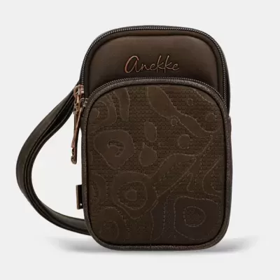 Bolsa pequena castanha escura com padrão texturizado e nome Anekke bordado