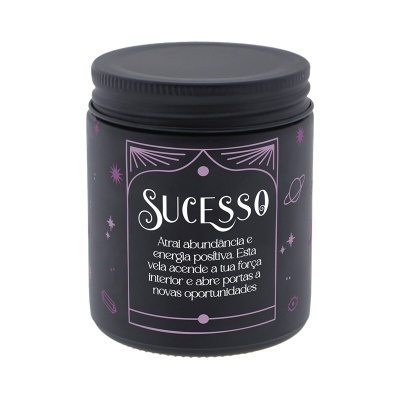 Vela preta em frasco de vidro com rótulo decorado e texto em português