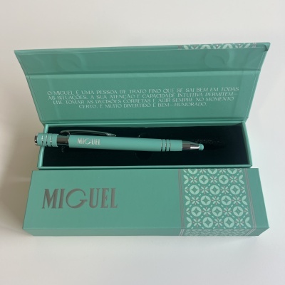 Conjunto caneta tinta líquida verde água na caixa com o nome MIGUEL e padrão branco