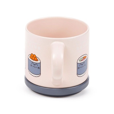 Caneca rosa clara com desenhos de sushi com rosto de gato e base cinza