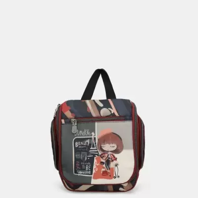 Mochila pequena camuflada com ilustração de menina e texto em inglês