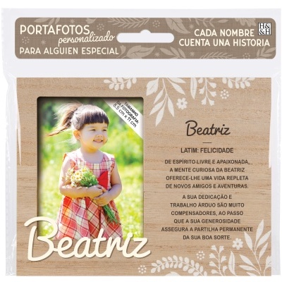 Porta-fotos personalizado madeira clara com padrão floral, texto sobre Beatriz, espaço para foto de menina com vestido xadrez.