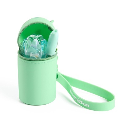 Estojo verde claro aberto com aparelho e alça Froggy2Fun