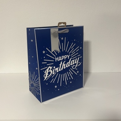 Saco de presente azul com texto 'HAPPY Birthday' e estrelas brancas