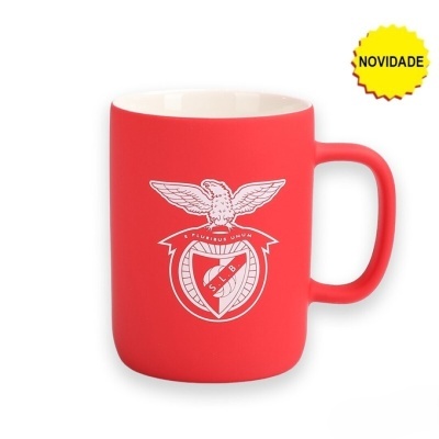 Caneca vermelha com emblema S.L.B. e selo de novidade