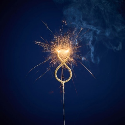 Cintilante fogo de artifício em forma de número 8 com faíscas douradas