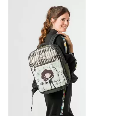 Mochila com padrão de piano e ilustração musical usada por mulher