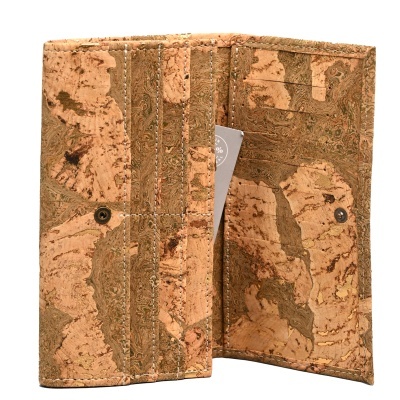 Carteira em cortiça castanha com fecho de pressão e múltiplos compartimentos abertos