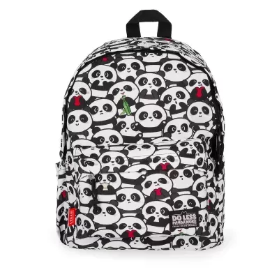 Mochila branca com padrão de pandas e etiquetas com texto